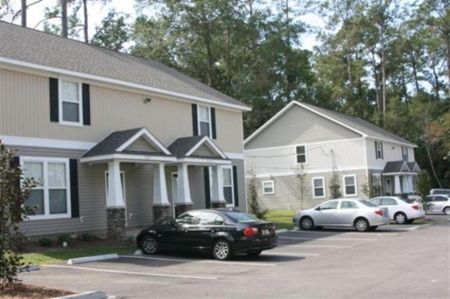 Hamptons on High in Tallahassee, FL - Foto de edificio - Building Photo