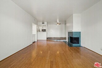 521 Montana Ave in Santa Monica, CA - Foto de edificio - Building Photo