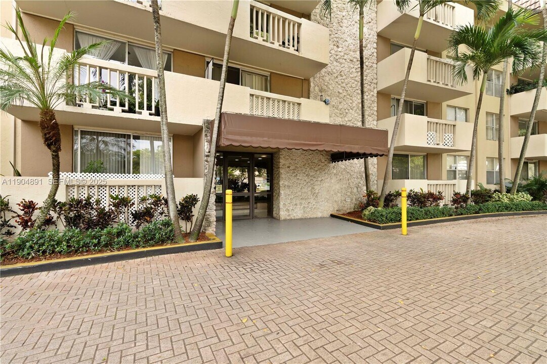 1800 Sans Souci Blvd in North Miami, FL - Building Photo