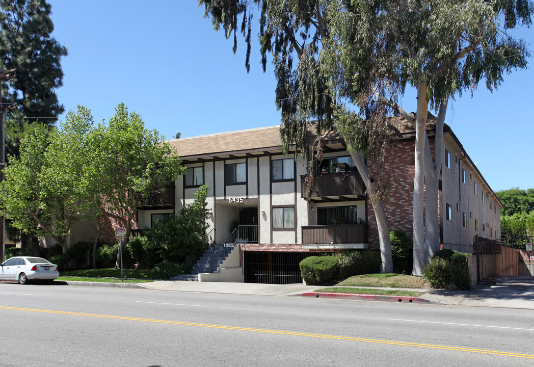 5435 Kester Ave in Van Nuys, CA - Building Photo