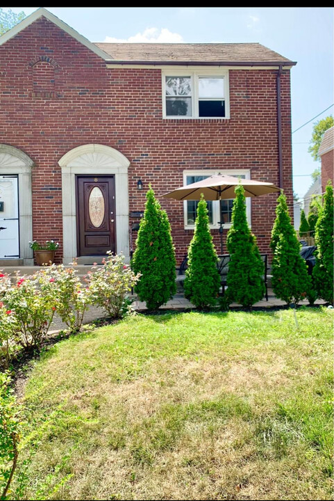 8 Trent Rd, Unit 2 in Wynnewood, PA - Building Photo