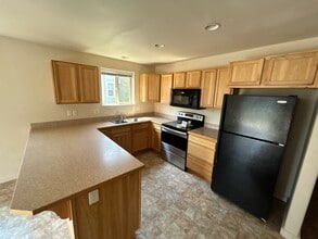 2236 SW Reindeer Ave in Redmond, OR - Building Photo - Building Photo