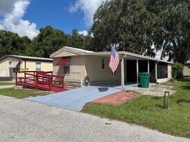 605 Sunnyside Dr in Wildwood, FL - Building Photo