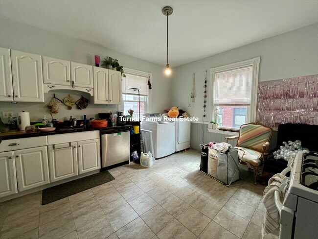 67 Roseclair St, Unit 1 in Boston, MA - Foto de edificio - Building Photo