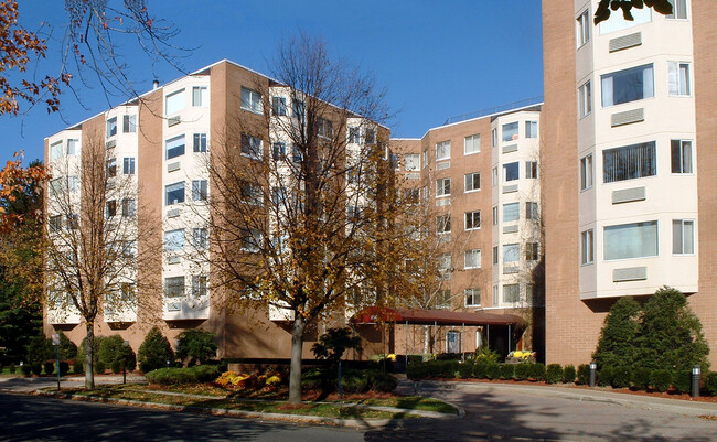 The Somerset in Hackensack, NJ - Building Photo - Building Photo