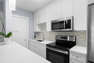 6330 SW 79th St, Unit 18 in South Miami, FL - Building Photo