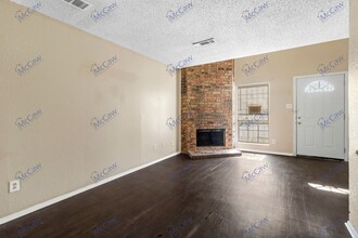 9487 Olde Village Ct in Dallas, TX - Building Photo - Building Photo