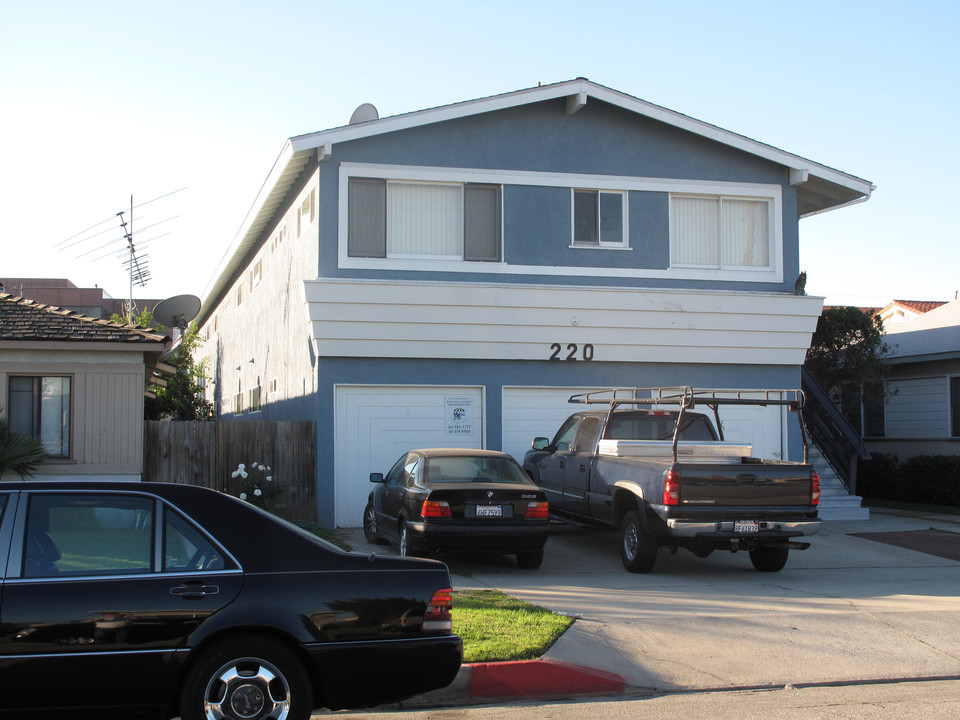 220 Avenue H in Redondo Beach, CA - Building Photo