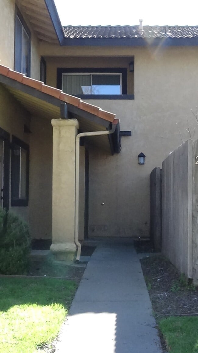 725 Summerwood Ln in Lompoc, CA - Foto de edificio - Building Photo