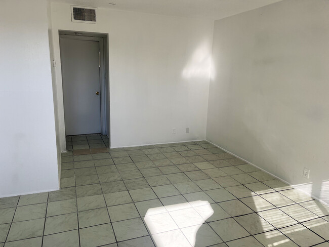 4203 Silver Dollar Ave in Las Vegas, NV - Building Photo - Building Photo