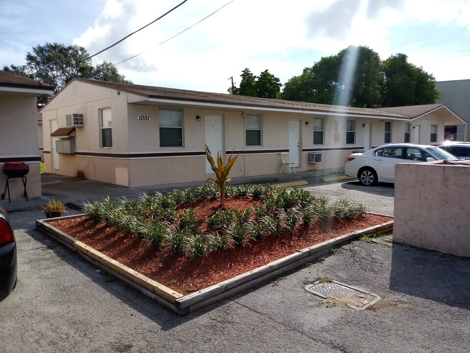 1001 NW 8th St in Hallandale Beach, FL - Foto de edificio