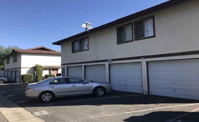 2559 White Oak Pl in Escondido, CA - Foto de edificio - Building Photo