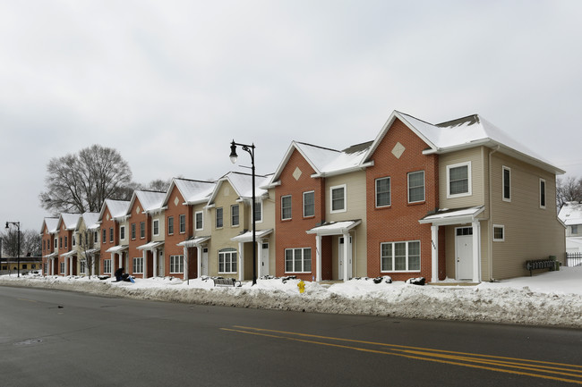 Madison Hall Townhouses in Grand Rapids, MI - Building Photo - Building Photo