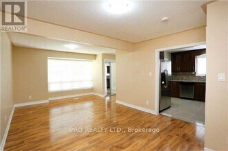 66 Glenvale Blvd in Brampton, ON - Building Photo - Building Photo