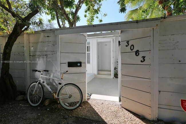 3061 Oak Ave in Miami, FL - Building Photo - Building Photo
