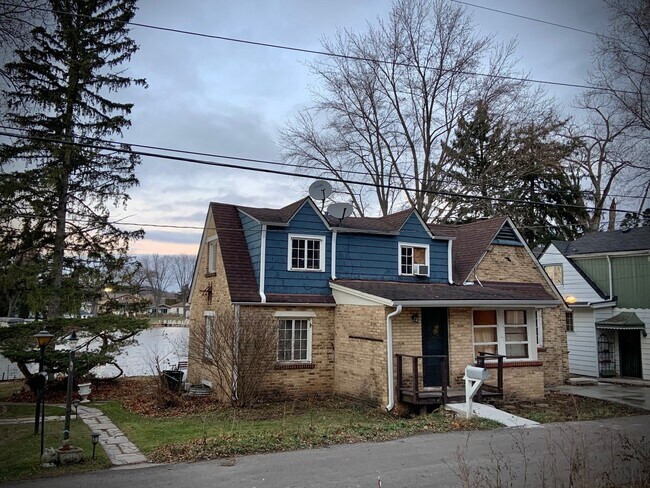 2412 Beach Dr in Fox River Grove, IL - Building Photo - Building Photo