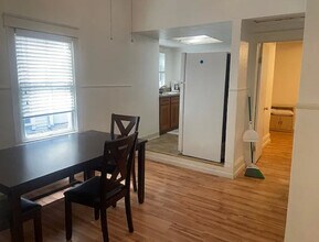 906 E St, Unit B in Sacramento, CA - Foto de edificio - Building Photo