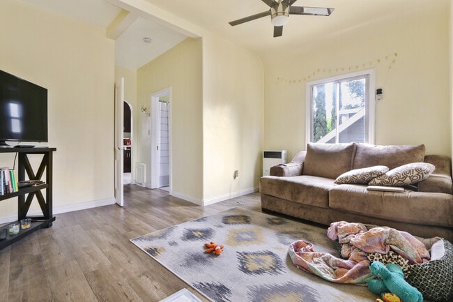 123 S Grand Oaks Ave, Unit 4 in Pasadena, CA - Building Photo - Building Photo