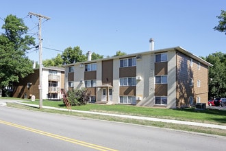Country Club View in Cedar Rapids, IA - Foto de edificio - Building Photo