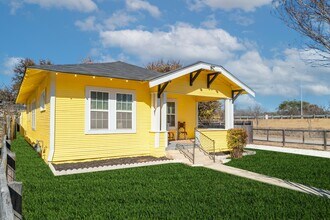 475 E French Pl in San Antonio, TX - Building Photo - Building Photo
