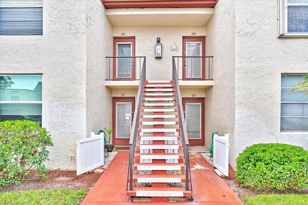12 Willowbrook Ln in Delray Beach, FL - Building Photo