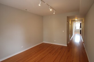 6447 N Claremont Ave, Unit 1 in Chicago, IL - Foto de edificio - Building Photo