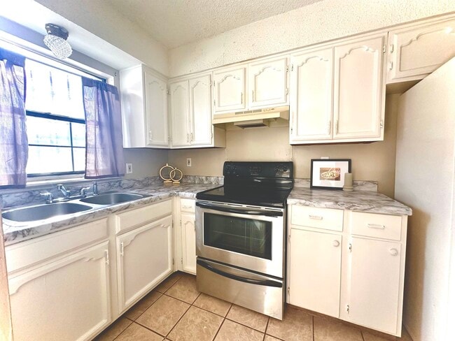1300 Hillside Rd in Laredo, TX - Foto de edificio - Building Photo
