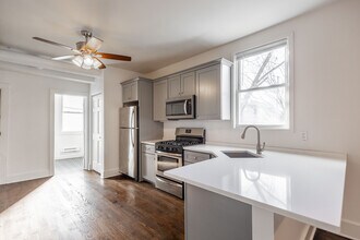 3135 N Oakley Ave, Unit 2R in Chicago, IL - Building Photo - Building Photo