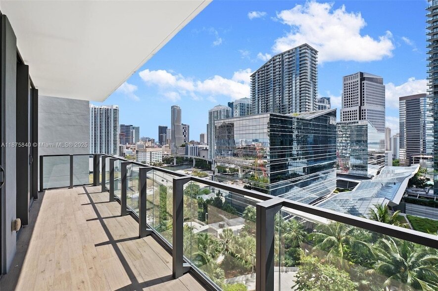 88 SW 7th St, Unit 1403 in Miami, FL - Building Photo