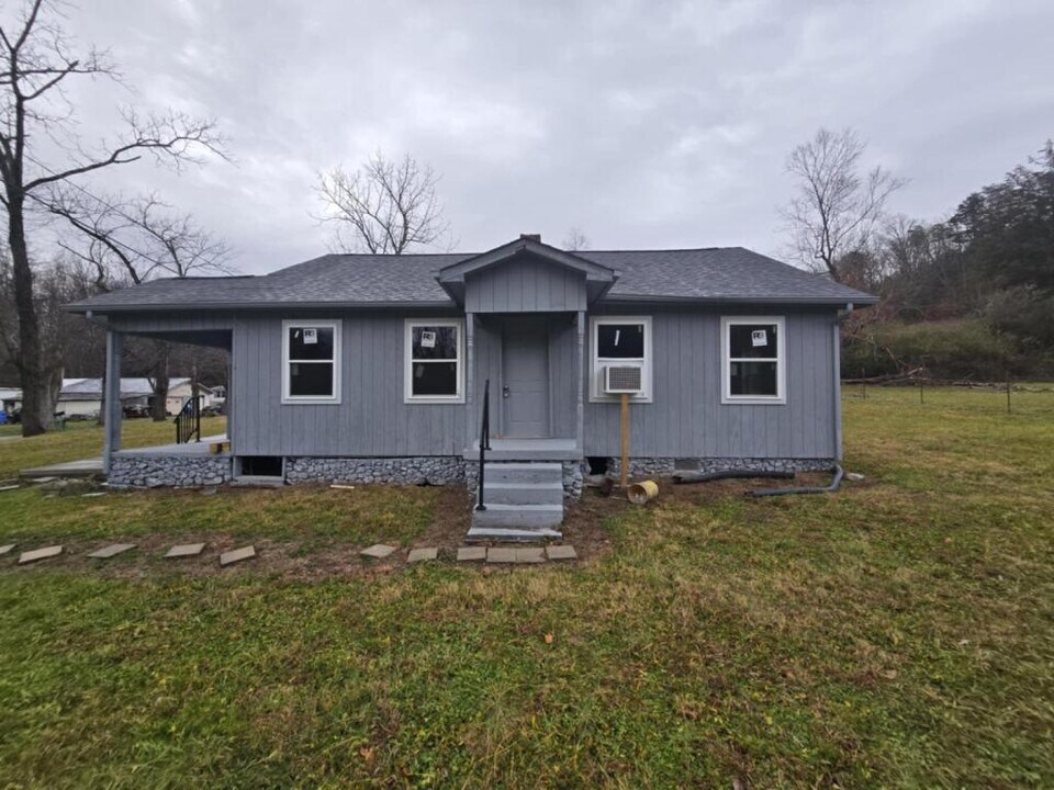 106 Co Rd 181 in Decatur, TN - Building Photo