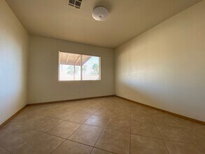 525 Close Ave in Henderson, NV - Building Photo - Building Photo