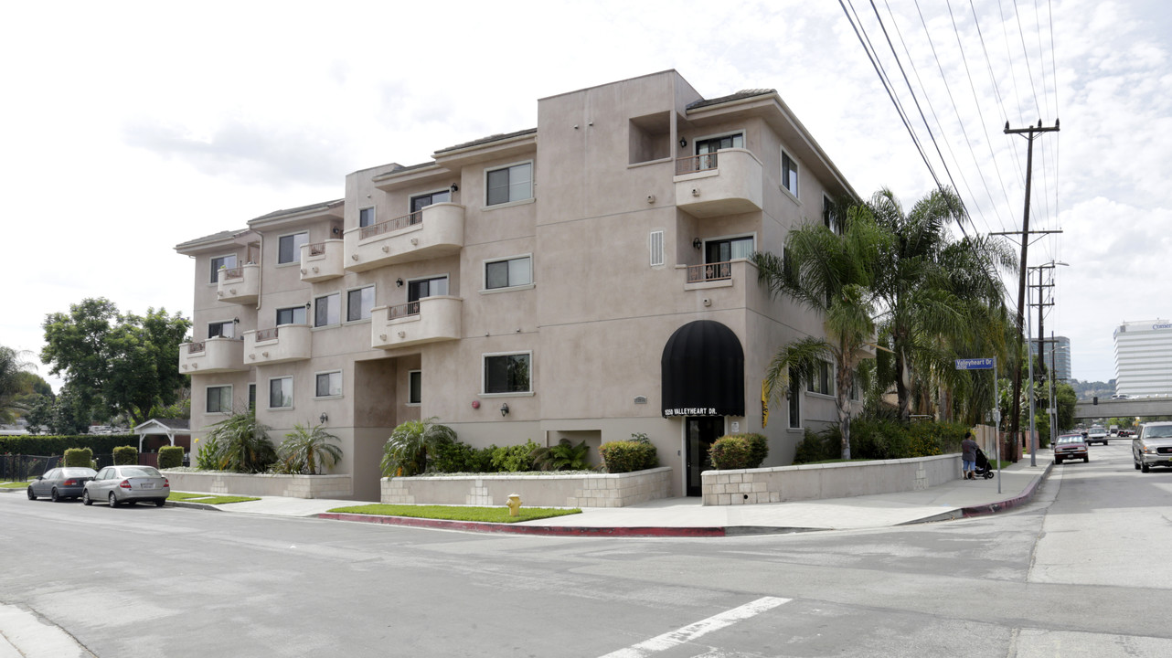 15250 Valleyheart Dr in Sherman Oaks, CA - Building Photo