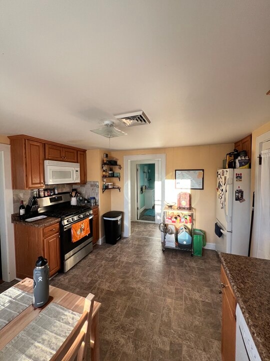 139 Hall Avenue, Unit 2 in Wallingford, CT - Building Photo