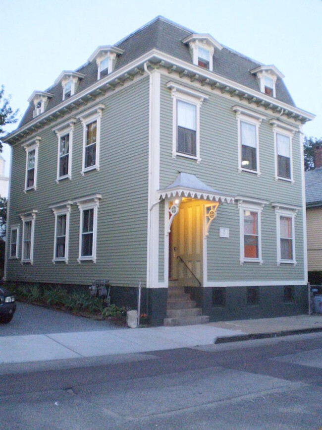82 Thames St in Newport, RI - Foto de edificio - Building Photo