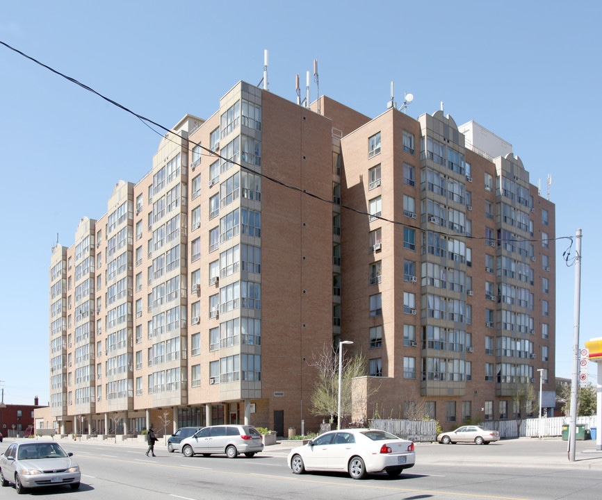 Silverthorn Place in Toronto, ON - Building Photo