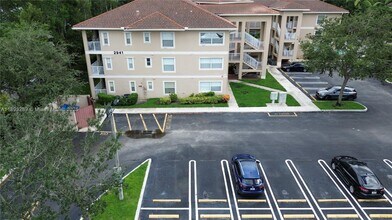 2941 Riverside Dr in Coral Springs, FL - Building Photo - Building Photo