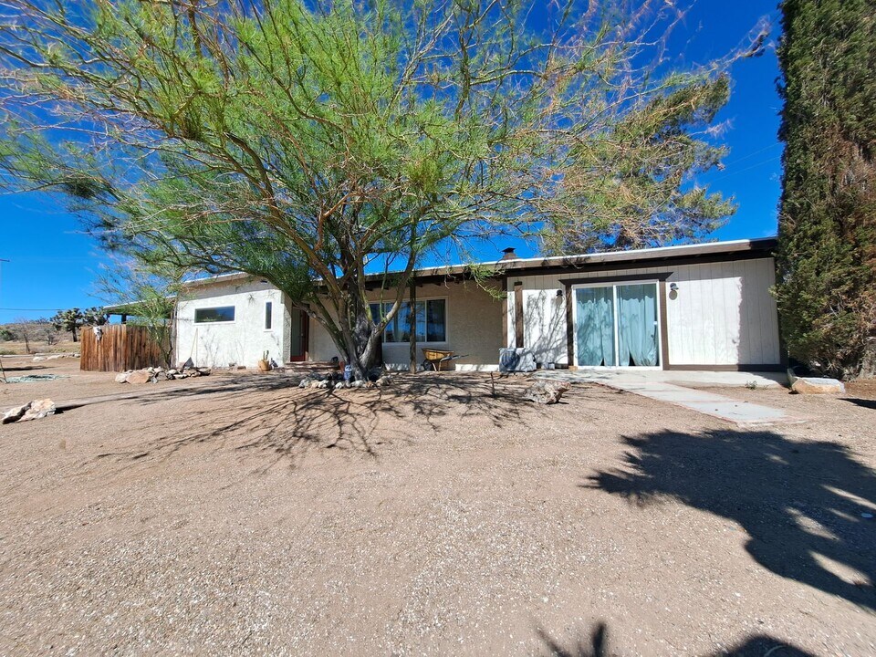 4393 Old Woman Springs Rd in Yucca Valley, CA - Building Photo