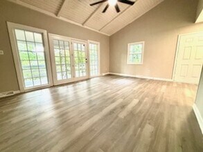 1078 Lakeview Dr in Whitacre, VA - Foto de edificio - Building Photo
