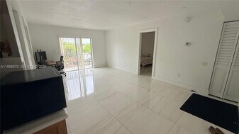 4841 NW 7th St in Miami, FL - Building Photo
