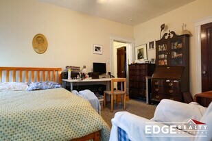 36 Linnaean St, Unit 15 in Cambridge, MA - Building Photo