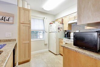 1050 Lake Shore Dr in Lake Park, FL - Building Photo - Building Photo