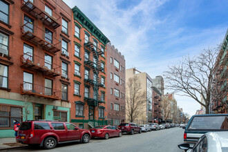 235 E Second St in New York, NY - Foto de edificio - Building Photo