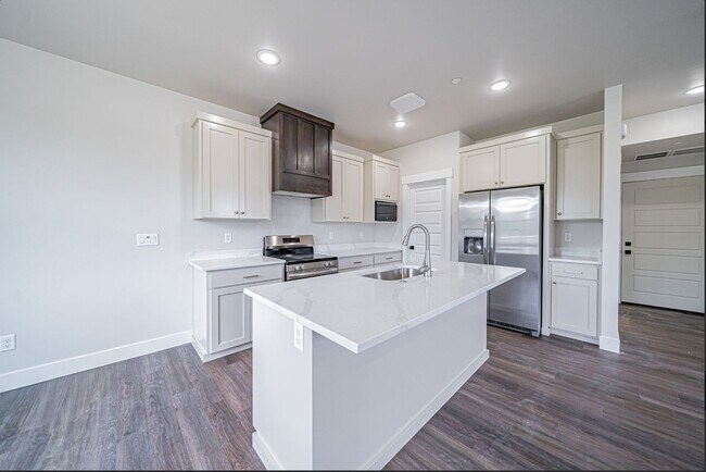 2972 Huntshire Ave in Ammon, ID - Building Photo - Building Photo