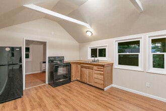 23083 Hemlock Ln in Crestline, CA - Building Photo - Building Photo