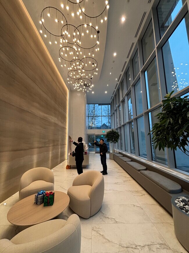 5685 Halley Av in Burnaby, BC - Building Photo - Building Photo