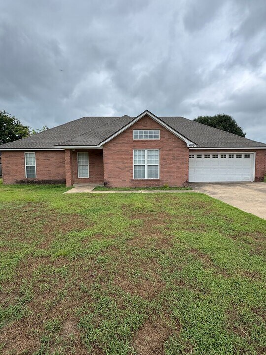 609 Sumac St in Trumann, AR - Building Photo