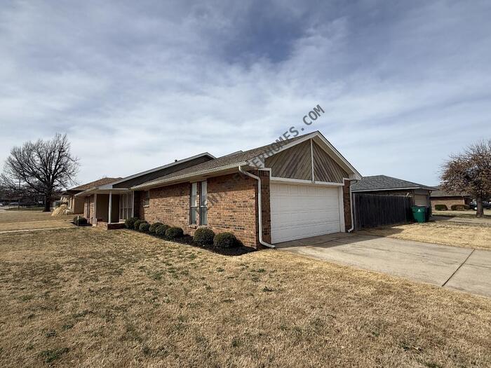 10101 Carnie Cir in Yukon, OK - Building Photo