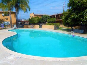 Dudley Manor in Pomona, CA - Foto de edificio - Building Photo