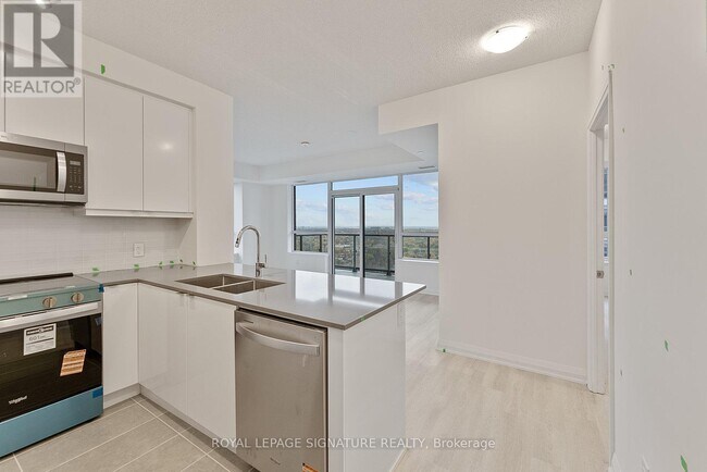 3260 Sheppard Ave E in Toronto, ON - Building Photo - Building Photo