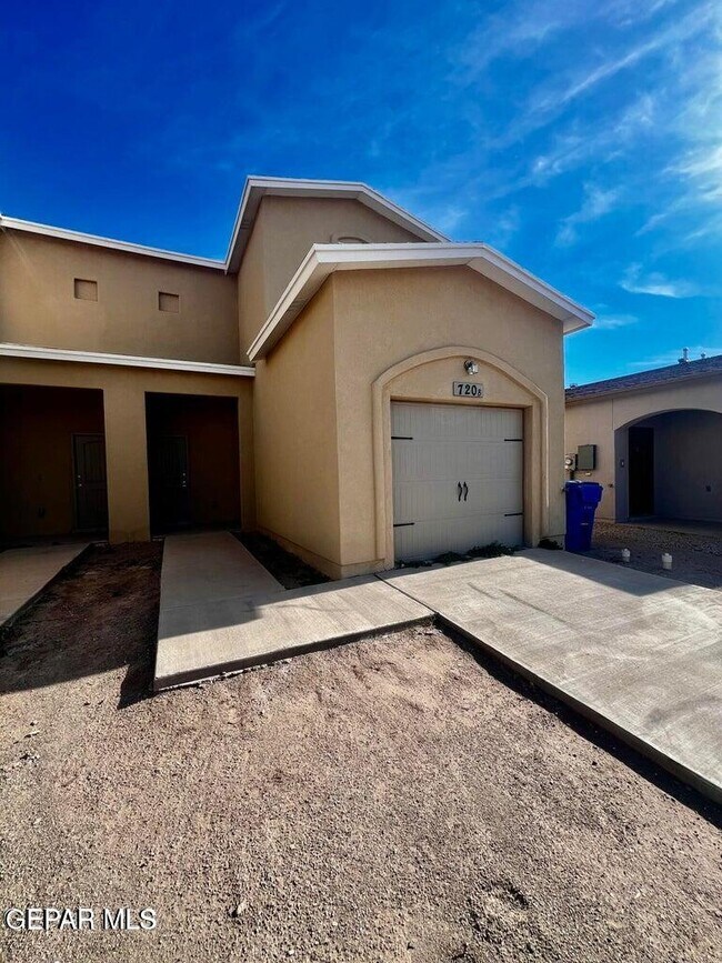 720 HC Gilbert Minjares Dr in Socorro, TX - Building Photo - Building Photo